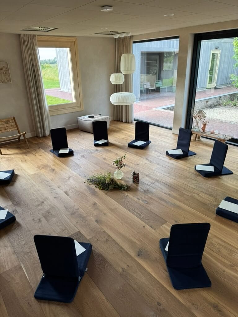 Stoelyoga retreat Zeeland - yogaruimte